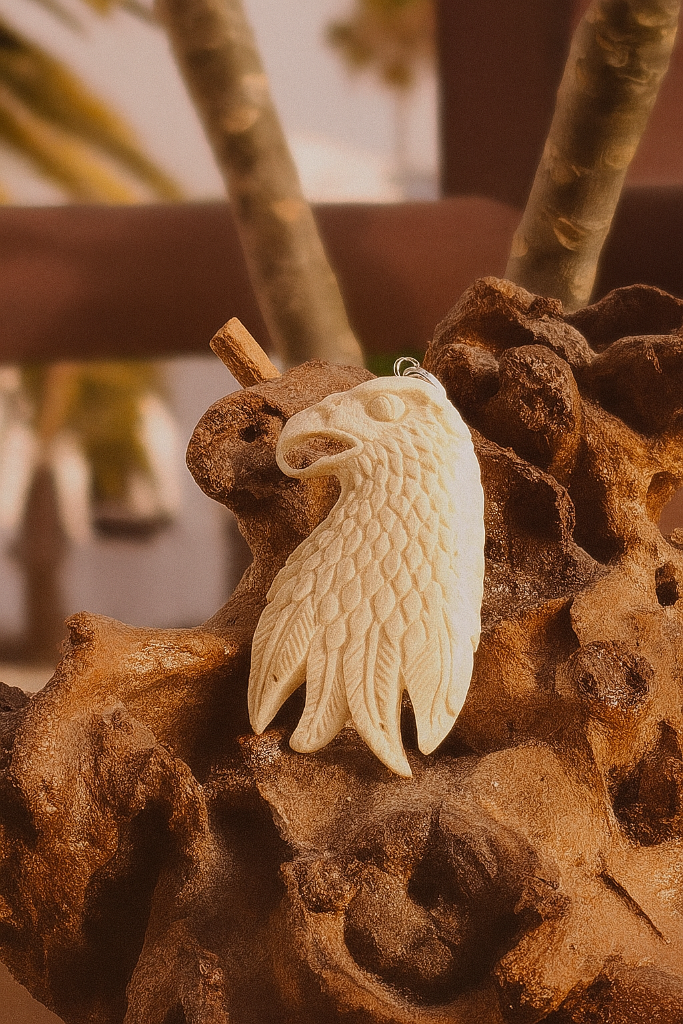Colgante Águila en Hueso de Búfalo – Talla Artesanal