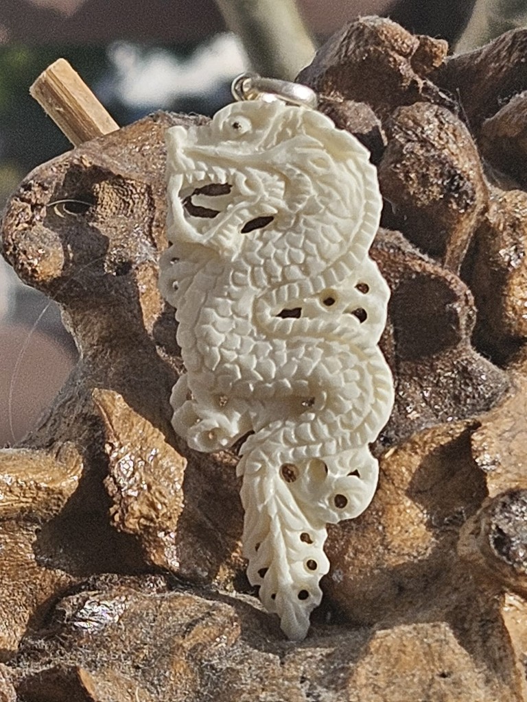 Colgante Dragón Tallado en Hueso de Búfalo