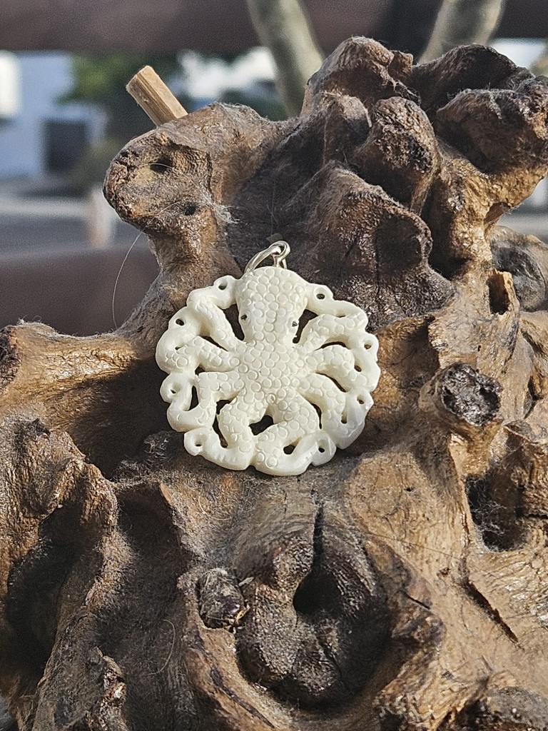 Pulpo Tallado en Hueso